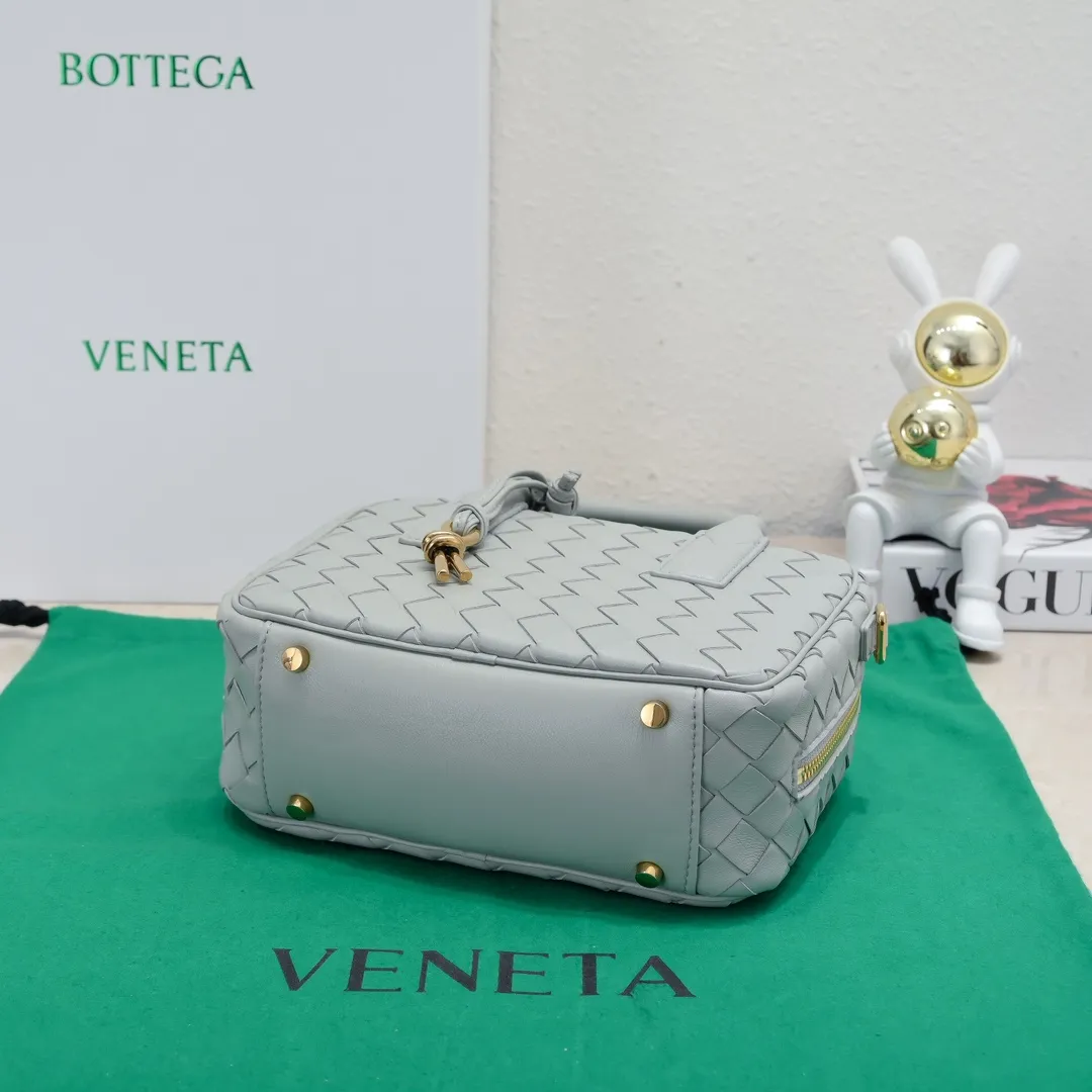 Batch 1560 BV2024 Spring Get Away small square box, retro and fashionable small size, multiple carrying methods, retro and fashionable, lightweight bag, practical space, same style for men and women! ! ! A fashionable must-have item, brass knotted rope pendant, chic and elegant, low-key luxury and tasteful, versatile item. Style number: 6763 Size: 23.5*17.9*9cm
